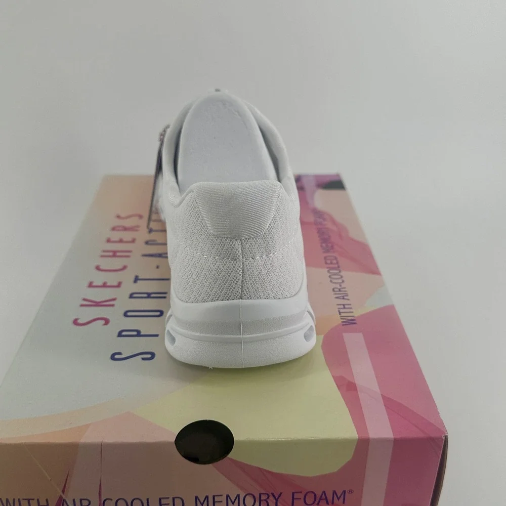 Skechers Glide-Step Resilience Womens 6.5 White Wide Fit Lightweight Sneaker NEW